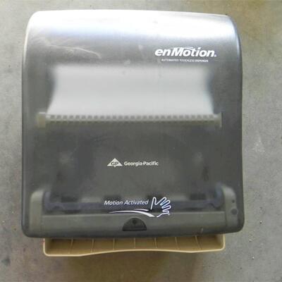 LOT 52  en MOTION AUTOMATIC TOWEL DISPENSER
