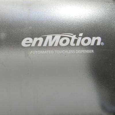 LOT 52  en MOTION AUTOMATIC TOWEL DISPENSER