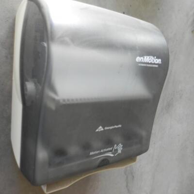 LOT 52  en MOTION AUTOMATIC TOWEL DISPENSER