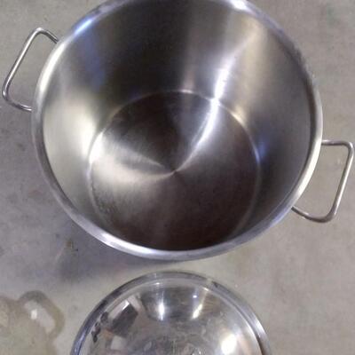 LOT 87  PRESTO PRESSURE CANNER AND SLAINLESS SLEEL POT