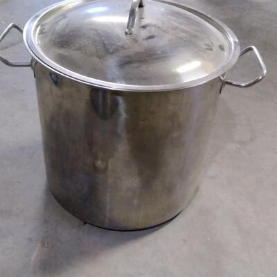 LOT 87  PRESTO PRESSURE CANNER AND SLAINLESS SLEEL POT