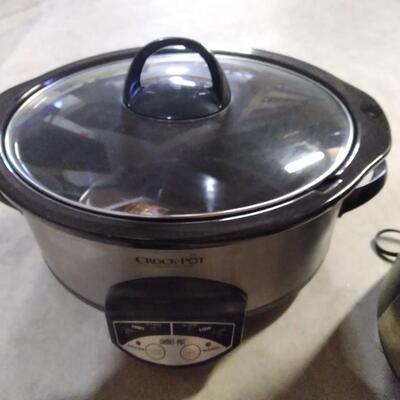 LOT  89  STAINLESS STEEL CROCK PIOT AND GE PROCESSOR