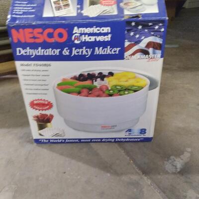 LOT 92  ICECREAM MAKER AND NESCO DEHYDRATER AND JERKY MAKER