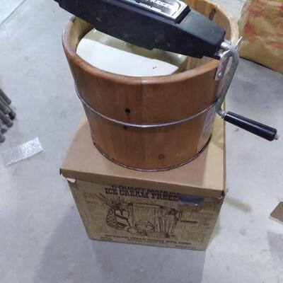 LOT 92  ICECREAM MAKER AND NESCO DEHYDRATER AND JERKY MAKER
