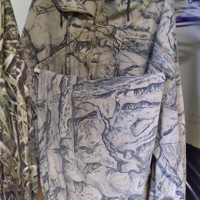 LOT 85  CABELAS CAMAFLOGH WEAR