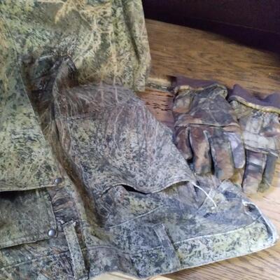 LOT 85  CABELAS CAMAFLOGH WEAR