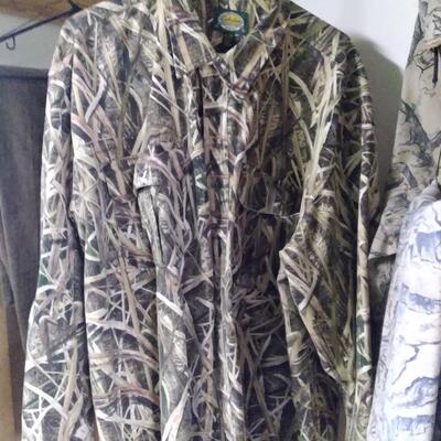 LOT 85  CABELAS CAMAFLOGH WEAR