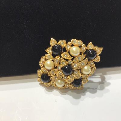 Gold tone brooch with Faux Black white Pearls