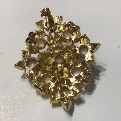 Gold tone brooch with Faux Black white Pearls