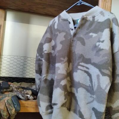 LOT 21  CABELAS FLEECE PULLOVER AND CAMAFLOUGH GLOVES