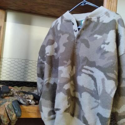 LOT 21  CABELAS FLEECE PULLOVER AND CAMAFLOUGH GLOVES