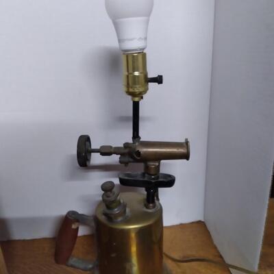 LOT 148   VINTAGE LAMP