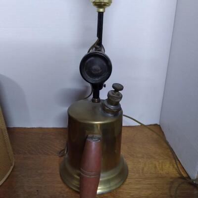LOT 148   VINTAGE LAMP