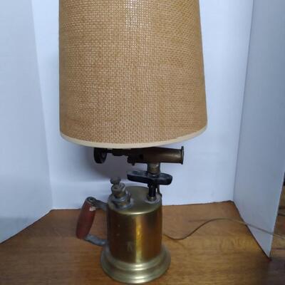 LOT 148   VINTAGE LAMP