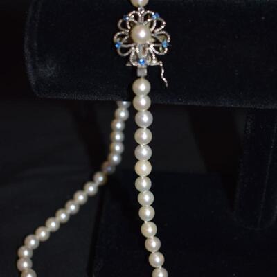 Beautiful pearl choker