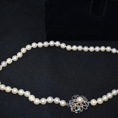 Beautiful pearl choker