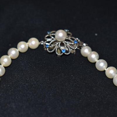 Beautiful pearl choker