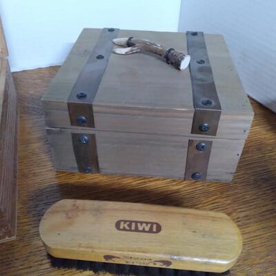 LOT  129  WOODEN BOXES & WOODEN PLAQUE
