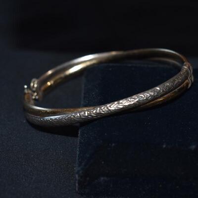 Hinged bangle twist bracelet