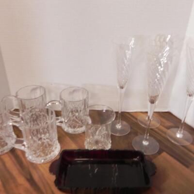 LOT 112  VINTAGE DRINK WARE AND CRANBARRY DISH