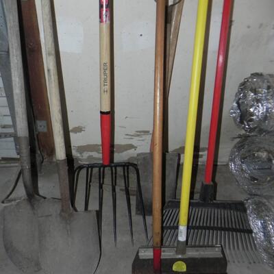 LOT 158  VARIETY  YARD TOOLS