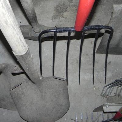LOT 158  VARIETY  YARD TOOLS