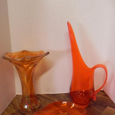 LOT 143  VINTAGE ORANGE GLASS AND GOLD SWIRAL