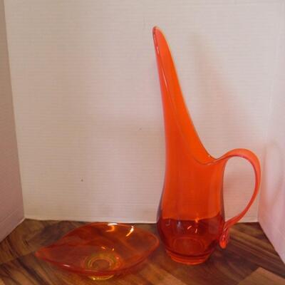 LOT 143  VINTAGE ORANGE GLASS AND GOLD SWIRAL