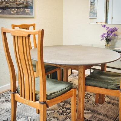 Dining table with a set of 4 Smith & Hawkins chairs