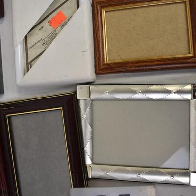 17 Pictures Frames, Assorted Sizes, Funky Magnetic Frame
