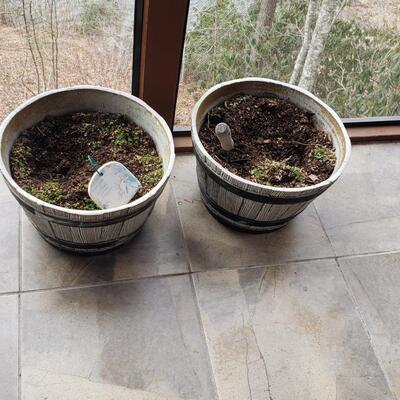 Planters & Yard Decor