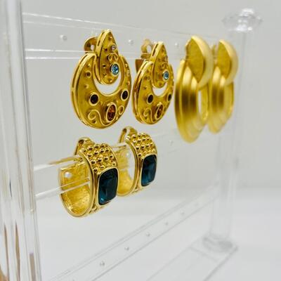 Lot 17: Vintage Goldtone Chunky Clip-on Earrings