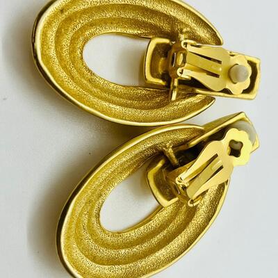 Lot 17: Vintage Goldtone Chunky Clip-on Earrings