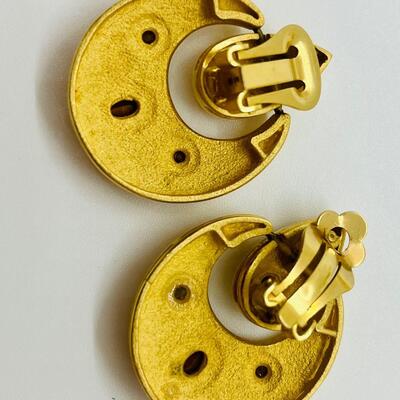 Lot 17: Vintage Goldtone Chunky Clip-on Earrings