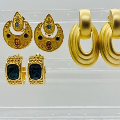 Lot 17: Vintage Goldtone Chunky Clip-on Earrings