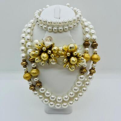 Lot 24: Vintage Faux Pearl Chunky Costume Jewelry Set