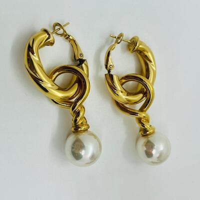 Lot 28: Pearl Designed Lot: 1928, Monet and More (Vintage & Modern Jewelry)