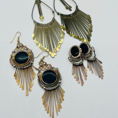 Lot 33: Fun Vintage Goldtone and Black Dangle Earrings