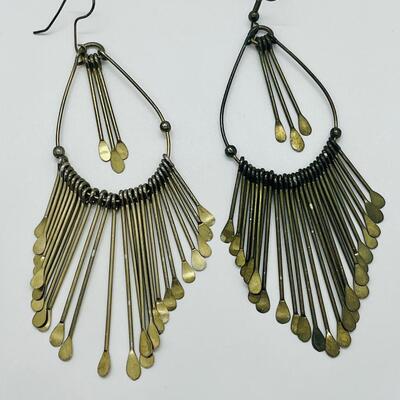Lot 33: Fun Vintage Goldtone and Black Dangle Earrings