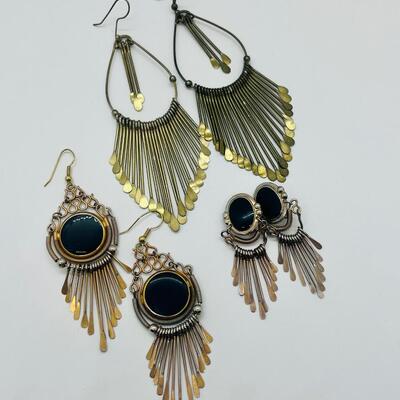 Lot 33: Fun Vintage Goldtone and Black Dangle Earrings