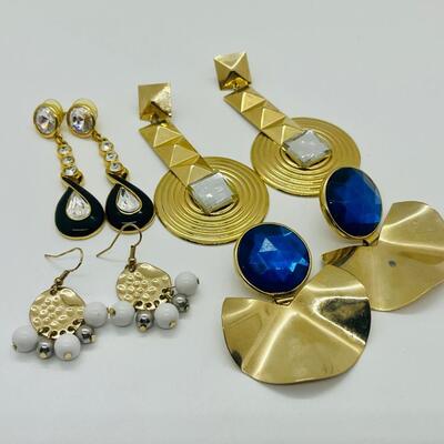 Lot 35: Chunky Fashion Pierced Earrings