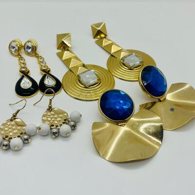 Lot 35: Chunky Fashion Pierced Earrings