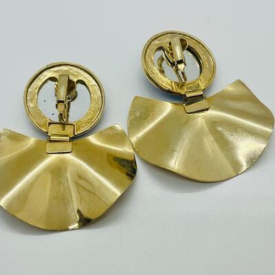 Lot 35: Chunky Fashion Pierced Earrings