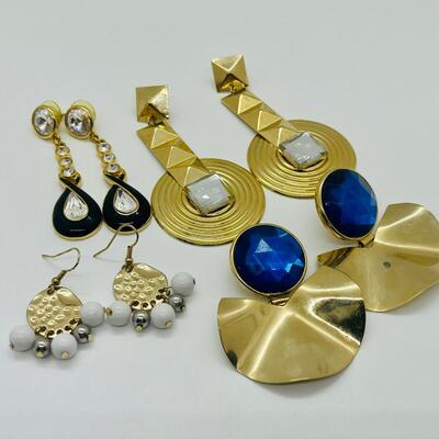 Lot 35: Chunky Fashion Pierced Earrings