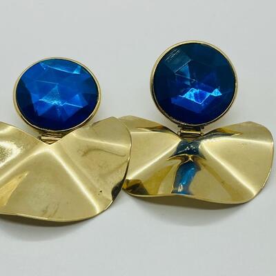 Lot 35: Chunky Fashion Pierced Earrings