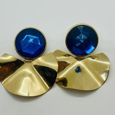 Lot 35: Chunky Fashion Pierced Earrings