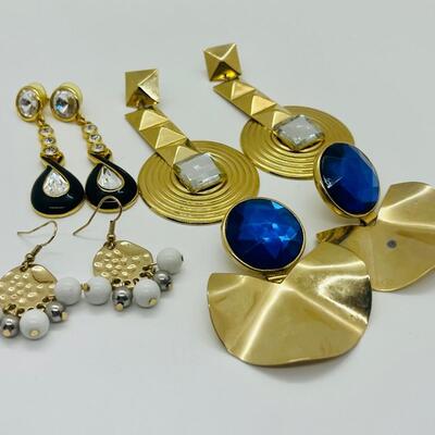 Lot 35: Chunky Fashion Pierced Earrings