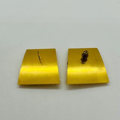 Lot 49: Costume Goldtone Pierced Earrings