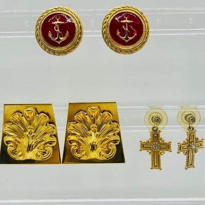 Lot 49: Costume Goldtone Pierced Earrings