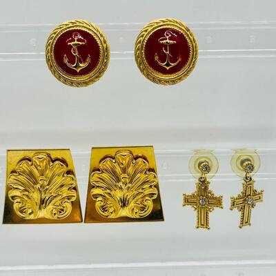 Lot 49: Costume Goldtone Pierced Earrings